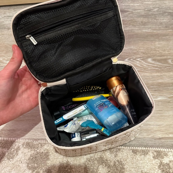 Gold makeup bag - Picture 3 of 6